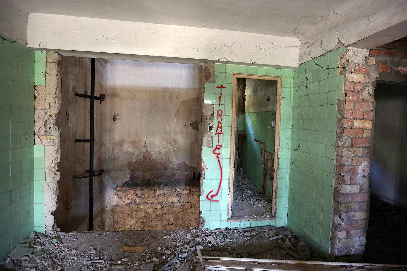 Las ruinas de la conocida fábrica de helados ya no existen, fueron derruidas en 2018, pero han sido sin duda uno de los puntos más terroríficos de la Comunitat. Escenario del secuestro del empresario valenciano Luis Suñer, que fundó esta factoría en 1956. Fue en ella donde seis miembros de ETA irrumpieron en su despacho una tarde de enero de 1981 para secuestrarle, y lo mantuvieron cautivo durante 90 días. La estocada definitiva llegó con la riada de 1982, tras la que la instalación quedó inundada. La empresa fue perdiendo popularidad con los años y sus escombros se convirtieron en un lugar perfecto para los amantes de lo paranormal, hasta su desaparición definitiva.