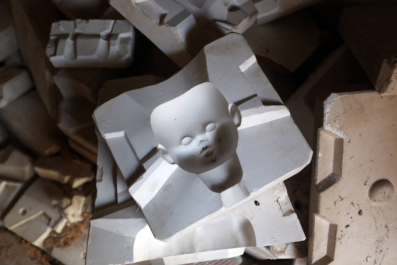 Es una de las paradas por excelencia de la ruta del 'terror' en la Comunitat Valenciana por el morbo que despierta lo que un día fue: una fábrica de muñecas de porcelana en la que siguen existiendo los moldes que se empleaban para hacerlas. Películas como 'Annabelle' han conseguido que este tipo de juguetes se cuelen en el listado de los objetos más terroríficos, algo que se evidencia al entrar en la antigua factoría. Formas de brazos, caras e incluso hasta trozos del pelo que empleaban para realizar las muñecas aún permanecen entre las ruinas del lugar, que fue abierto por Ramón Inglés y su hermana Josefina en la década de los 70. Su crítico estado hace muy peligroso adentrarse en lo que queda de él, por riesgo de desprendimientos y derrumbe. 