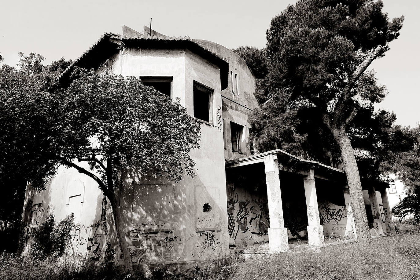 Durante décadas fue apodada como 'El Vaticano', una exclusiva zona residencial hecha por y para directivos vascos. Casi un siglo después sólo quedan sus ruinas, que recuerdan el pasado industrial de Puerto de Sagunto, un enclave estratégico que fue bombardeado más de cien veces en la Guerra Civil. Casas abandonadas y en ruinas son otro de los lugares más terroríficos de la Comunitat, donde el acceso está totalmente prohibido. 