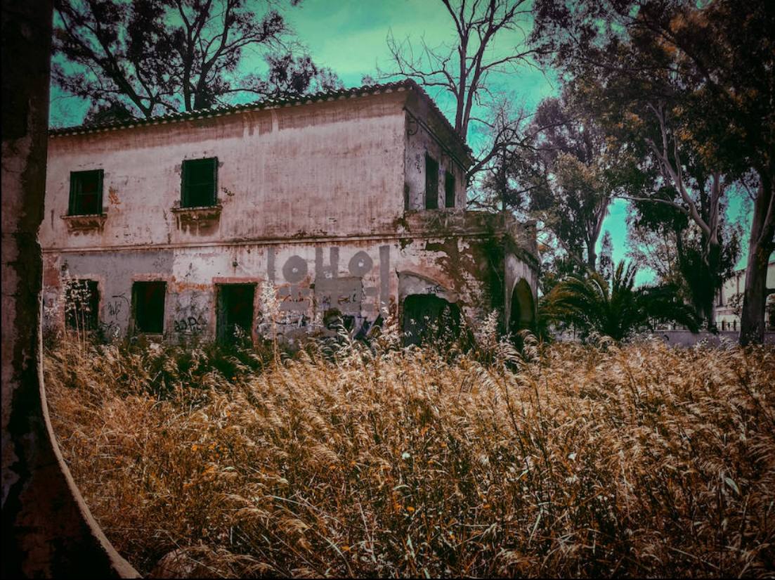 Durante décadas fue apodada como 'El Vaticano', una exclusiva zona residencial hecha por y para directivos vascos. Casi un siglo después sólo quedan sus ruinas, que recuerdan el pasado industrial de Puerto de Sagunto, un enclave estratégico que fue bombardeado más de cien veces en la Guerra Civil. Casas abandonadas y en ruinas son otro de los lugares más terroríficos de la Comunitat, donde el acceso está totalmente prohibido. 