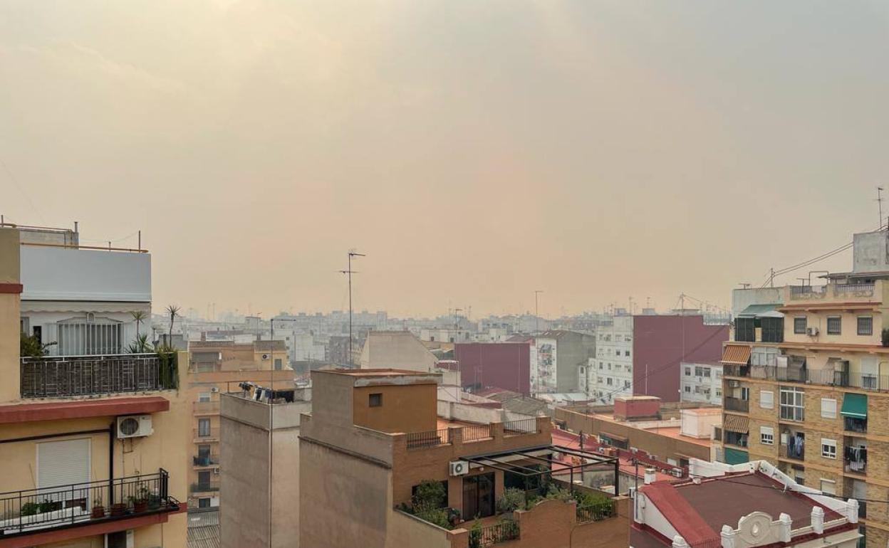 El humo de la quema de la paja del arroz en Valencia.