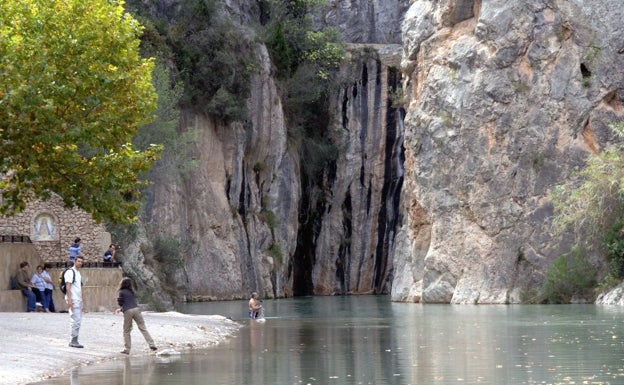 Imagen principal - Ruta de senderismo en Castellón | Camino del Cid: Entre bosques y a la ribera del río Mijares para trotar desde Puebla de Arenoso hasta Montanejos