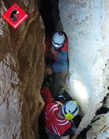 Imagen secundaria 2 - Imagen del laborioso y delicado rescate por parte del grupo especializado en rescate de montaña (GER). 