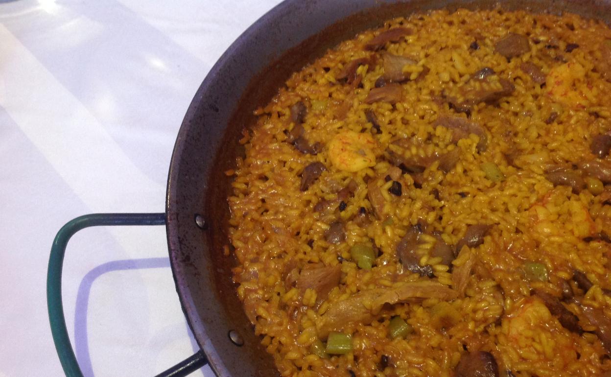 Paella de Mar y Montaña