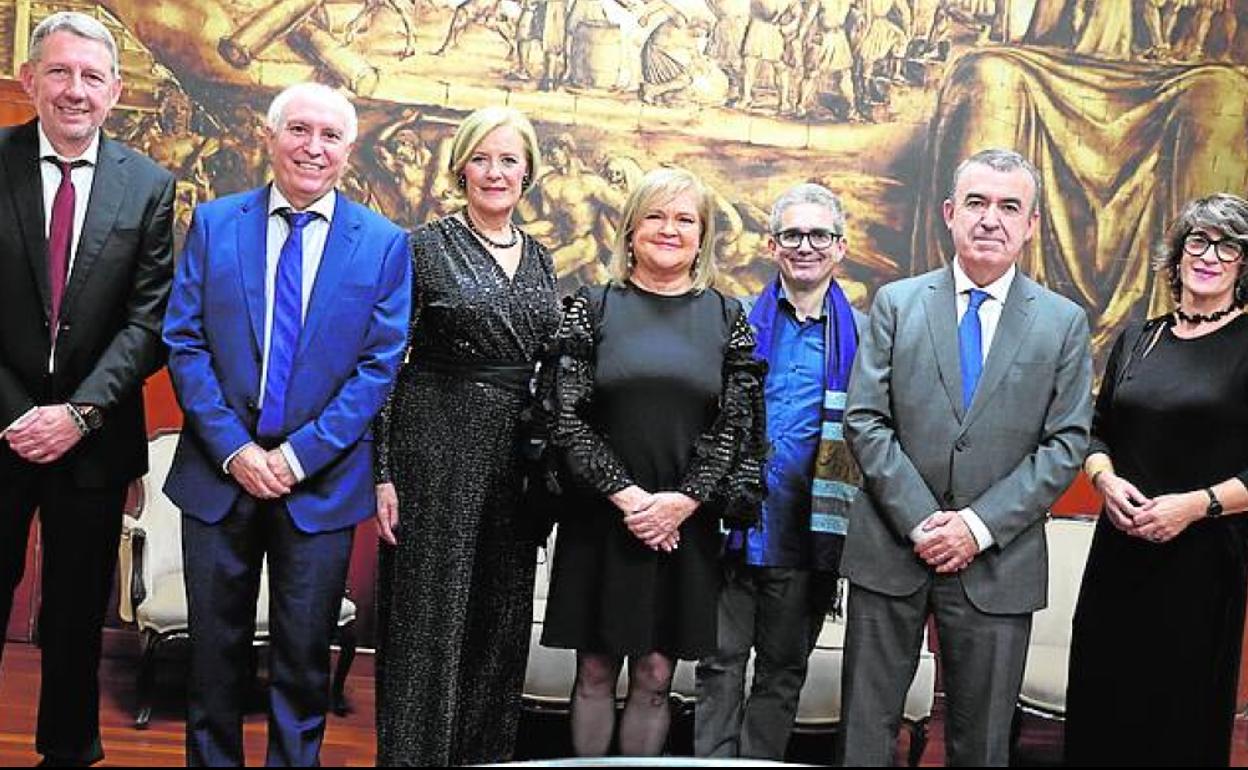 Los premiados, junto al escritor Lorenzo Silva, y la presidenta del ateneo, Carmen de Rosa. 