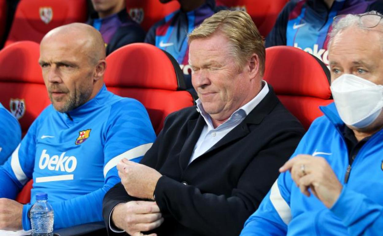 Ronald Koeman, en el banquillo de Vallecas horas antes de ser destituido. 