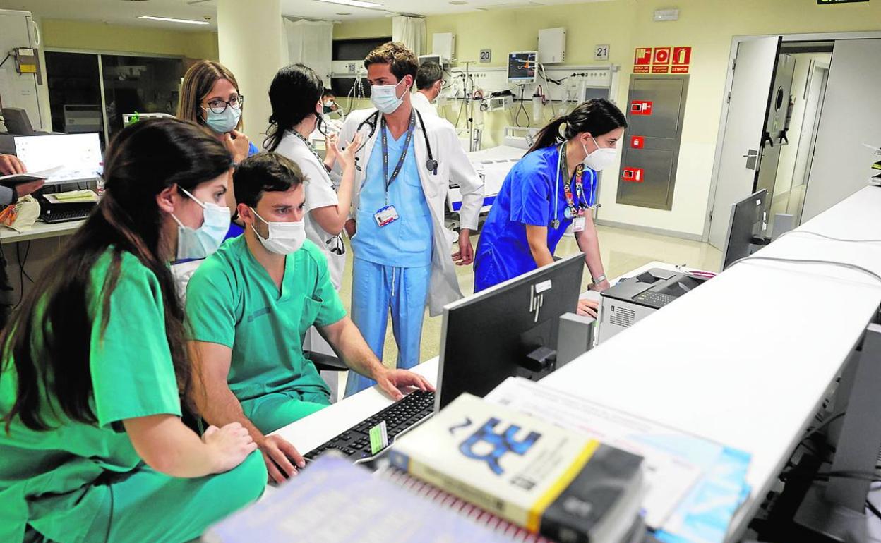 Personal sanitario del servicio de Urgencias del hospital La Fe de Valencia.