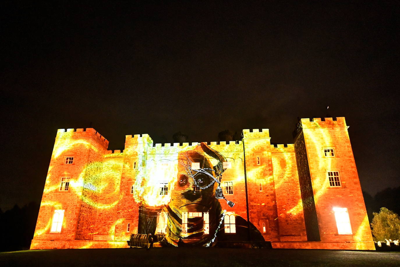 El origen de Halloween no tiene nada que ver con el que crees, empezando por el lugar. A pesar de que popularmente se atribuya esta fiesta a la cultura americana, la realidad es que surgió en la Isla Esmeralda (Irlanda), a raíz de una tradición celta con más de 2.000 años de historia. Por aquel entonces se denominaba 'Samhain', que en gaélico significa 'final de verano' y significaba el final del año celta. Los druidas o sacerdotes celtas hacían ofrendas a sus dioses para tener una buena cosecha y encendían hogueras para ahuyentar a los espíritus malvados, además de hacer sacrificios humanos para ver el futuro. La gran brutalidad de estas 'ofrendas' hizo que los romanos prohibieran parte de estas actividades cuando llegaron a las islas. Ahora, Irlanda celebra el Festival Púca, al que da nombre uno de los personajes del folclore irlandés, con un gran espectáculo en el castillo de Slane (entre otros actos).