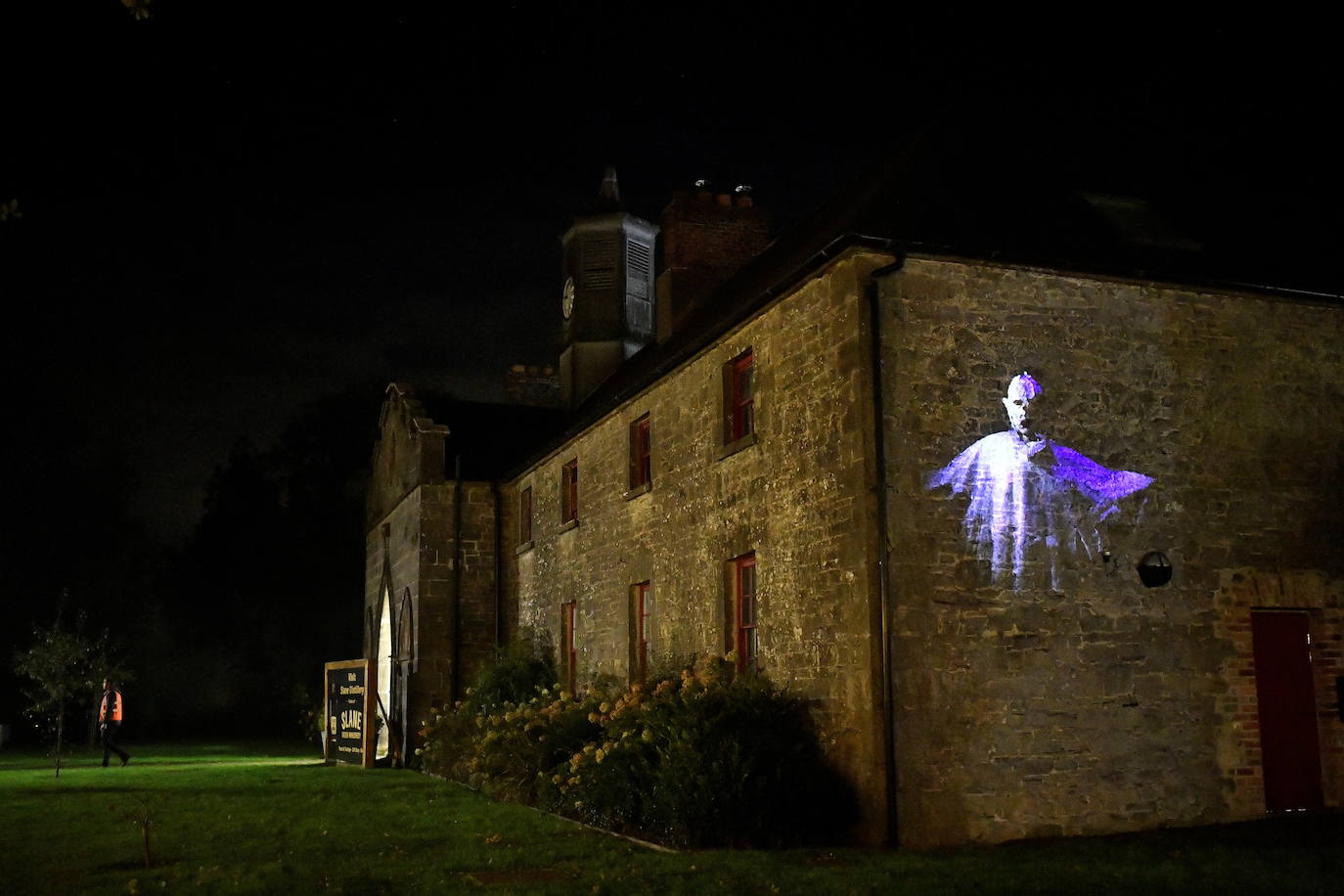 El origen de Halloween no tiene nada que ver con el que crees, empezando por el lugar. A pesar de que popularmente se atribuya esta fiesta a la cultura americana, la realidad es que surgió en la Isla Esmeralda (Irlanda), a raíz de una tradición celta con más de 2.000 años de historia. Por aquel entonces se denominaba 'Samhain', que en gaélico significa 'final de verano' y significaba el final del año celta. Los druidas o sacerdotes celtas hacían ofrendas a sus dioses para tener una buena cosecha y encendían hogueras para ahuyentar a los espíritus malvados, además de hacer sacrificios humanos para ver el futuro. La gran brutalidad de estas 'ofrendas' hizo que los romanos prohibieran parte de estas actividades cuando llegaron a las islas. Ahora, Irlanda celebra el Festival Púca, al que da nombre uno de los personajes del folclore irlandés, con un gran espectáculo en el castillo de Slane (entre otros actos).