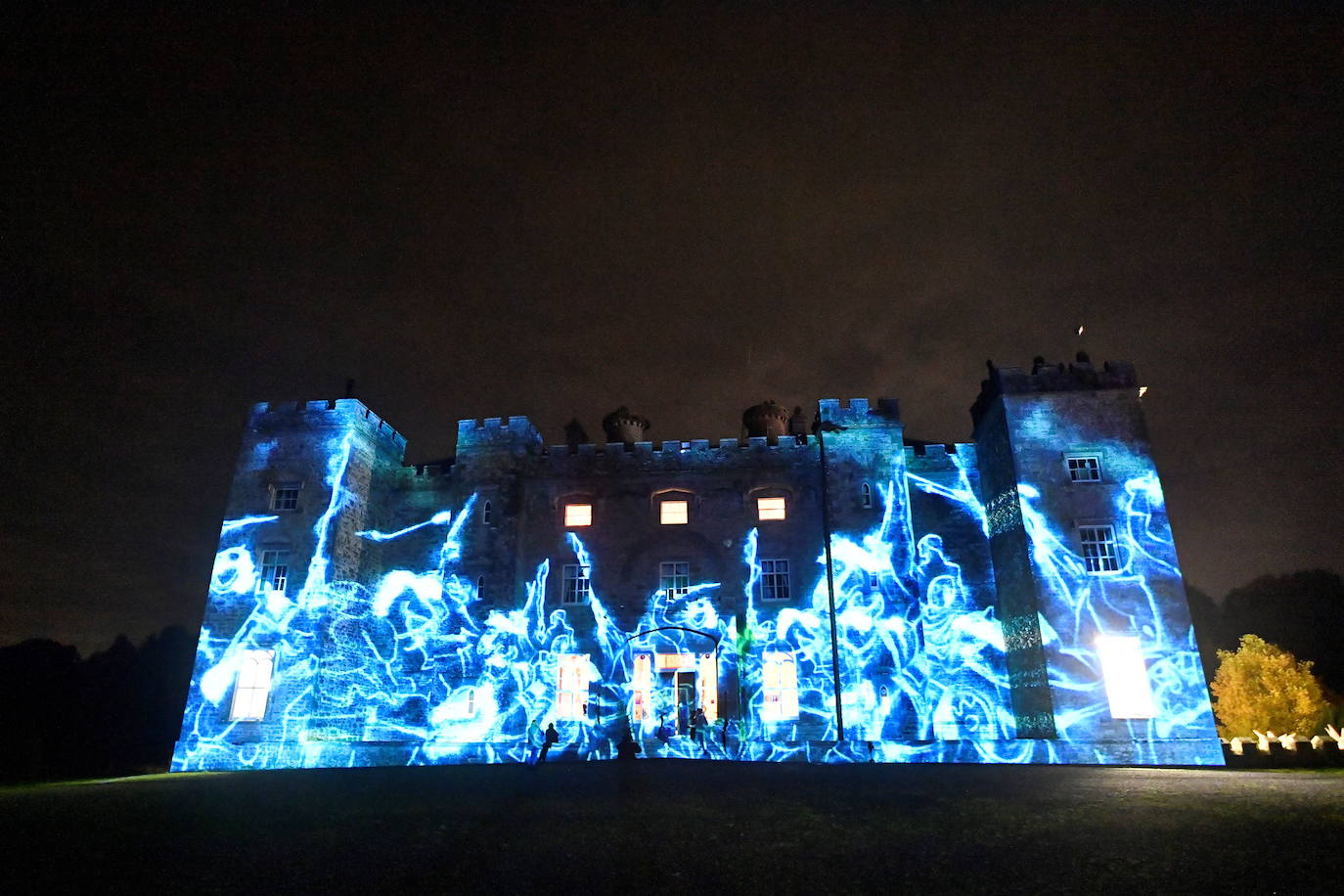 El origen de Halloween no tiene nada que ver con el que crees, empezando por el lugar. A pesar de que popularmente se atribuya esta fiesta a la cultura americana, la realidad es que surgió en la Isla Esmeralda (Irlanda), a raíz de una tradición celta con más de 2.000 años de historia. Por aquel entonces se denominaba 'Samhain', que en gaélico significa 'final de verano' y significaba el final del año celta. Los druidas o sacerdotes celtas hacían ofrendas a sus dioses para tener una buena cosecha y encendían hogueras para ahuyentar a los espíritus malvados, además de hacer sacrificios humanos para ver el futuro. La gran brutalidad de estas 'ofrendas' hizo que los romanos prohibieran parte de estas actividades cuando llegaron a las islas. Ahora, Irlanda celebra el Festival Púca, al que da nombre uno de los personajes del folclore irlandés, con un gran espectáculo en el castillo de Slane (entre otros actos).