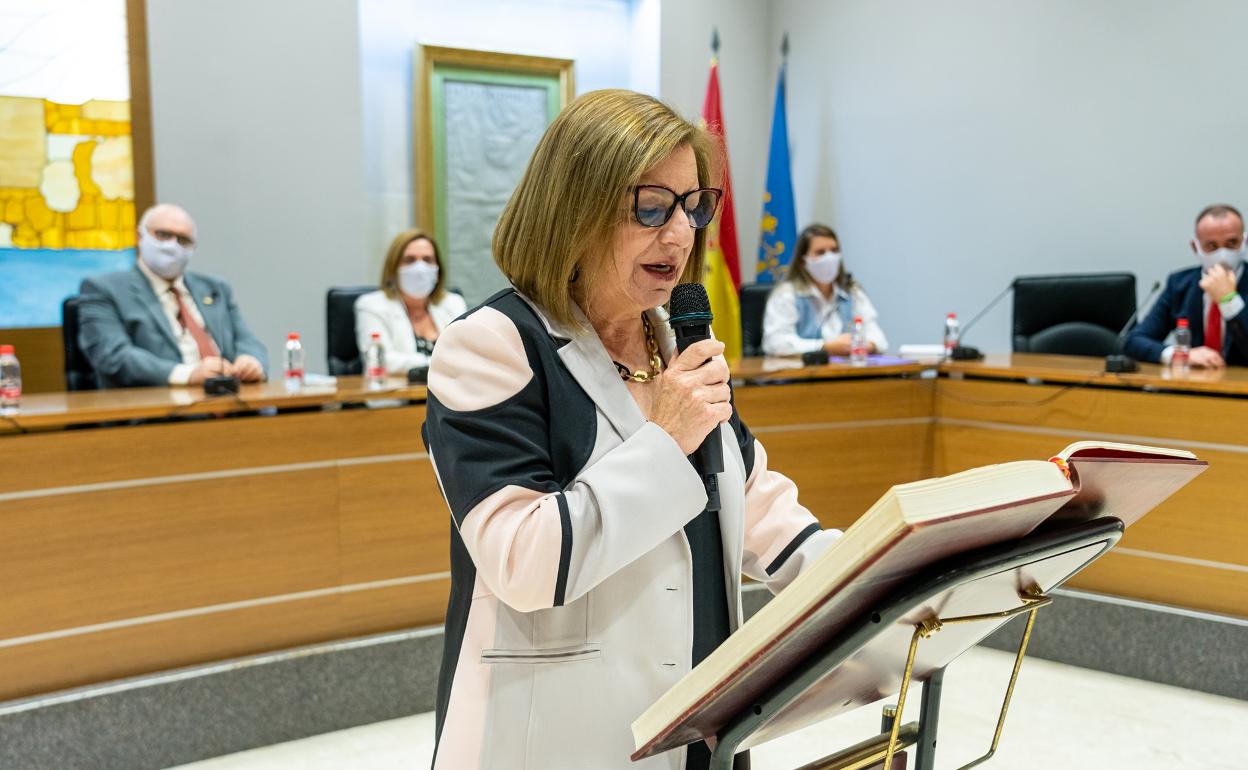 Lola Navarro durante su nombramiento.