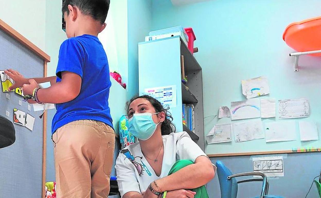 Un menos y una especialista en un centro de Atención Temprana. 