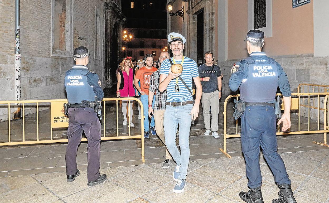 Halloween en Valencia | La Policía Local desplegará 210 agentes para evitar botellones en Halloween