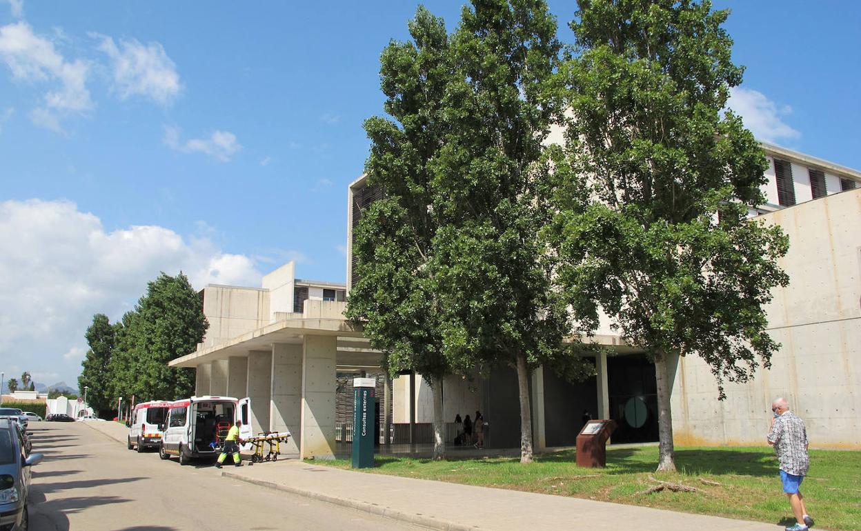 Ambulancias en la entrada de consultas externas del hospital de Dénia.