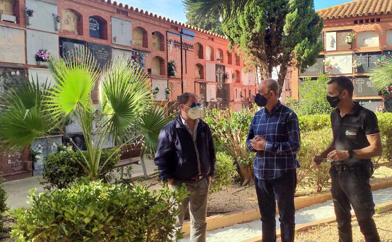 El alcalde, Paco Comes, visita el cementerio. 