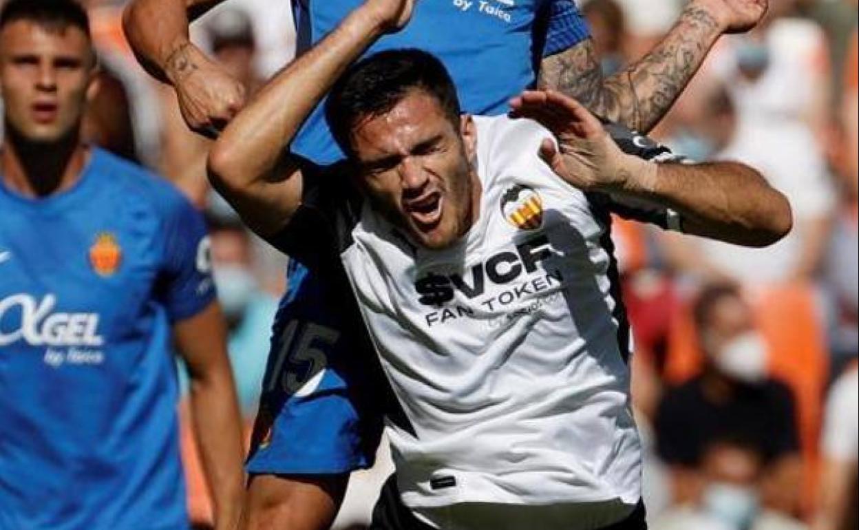 Maxi Gómez , durante el partido ante el Mallorca en Mestalla