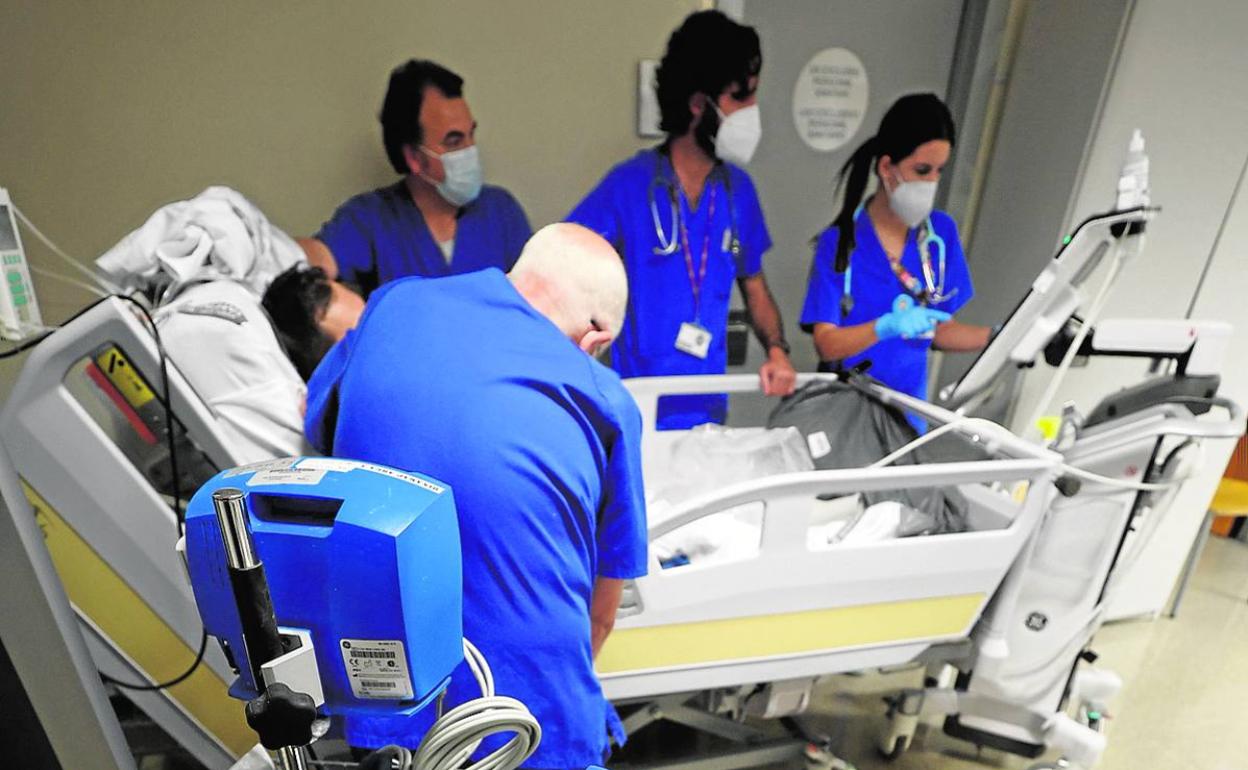 Profesionales sanitarios en el servicio de Urgencias del hospital La Fe de Valencia.