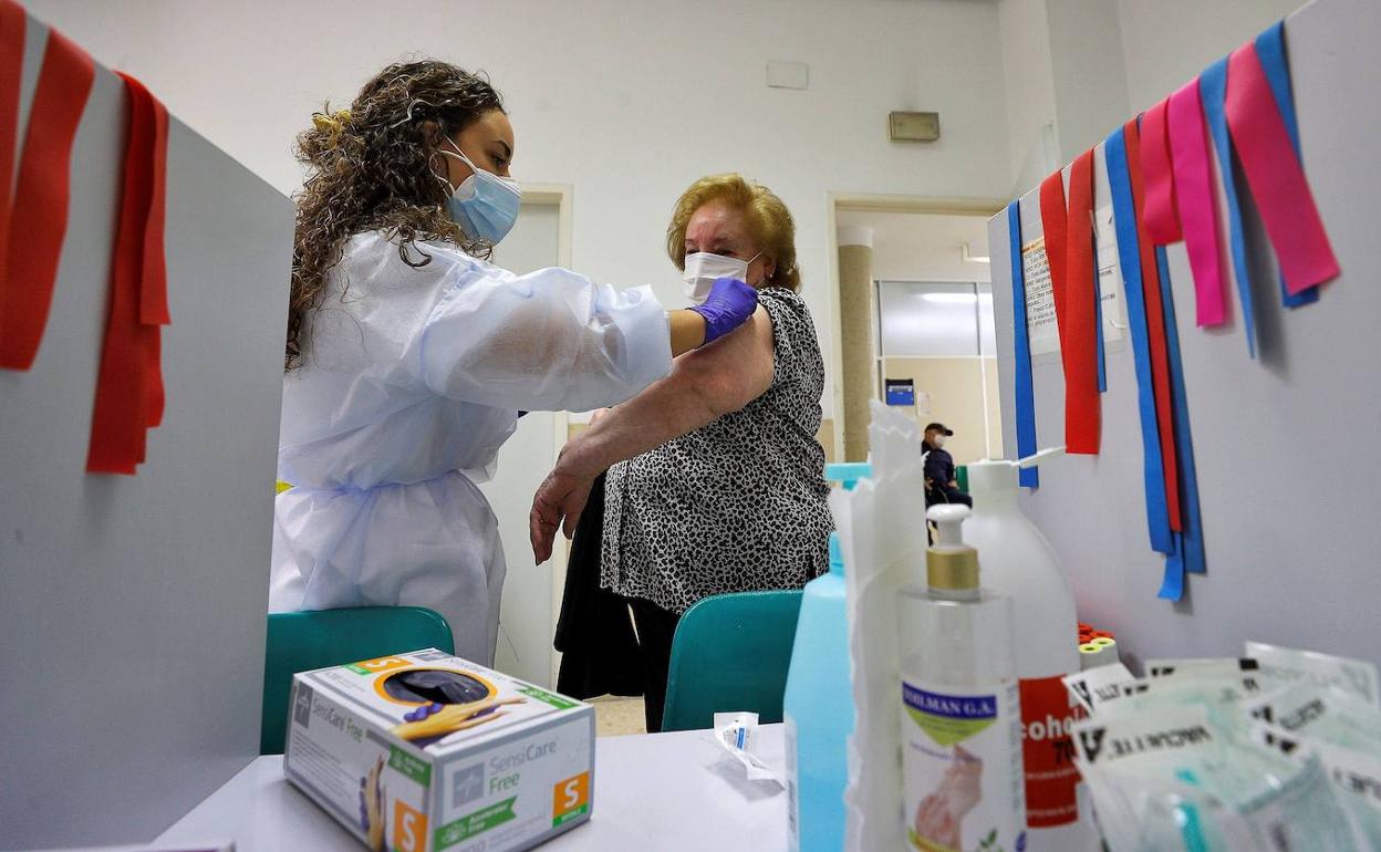 Personal sanitario administra una dosis de la vacuna contra la gripe en un centro de salud valenciano. 