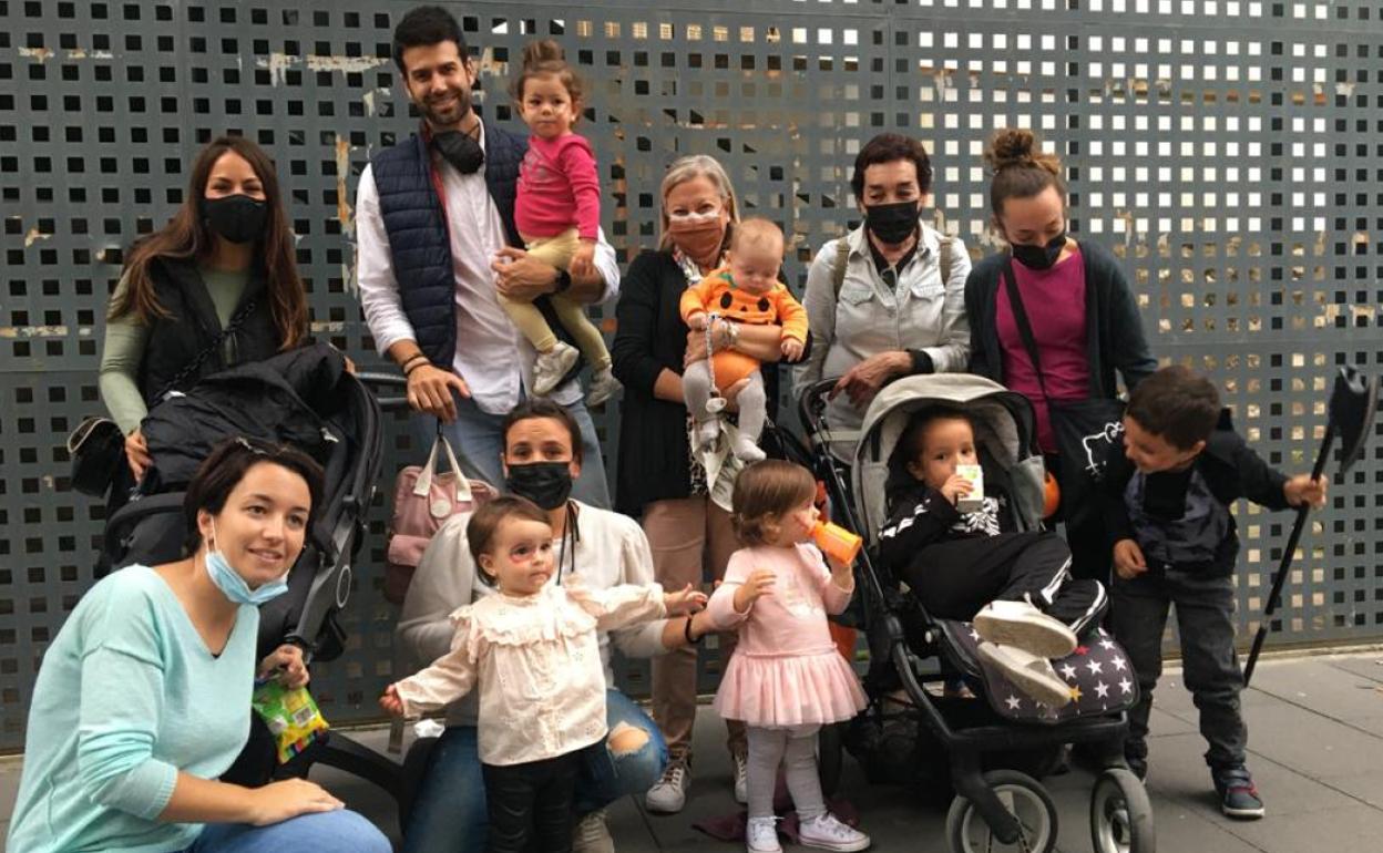 Un grupo de asistentes a la fiesta de la calle Tossal.