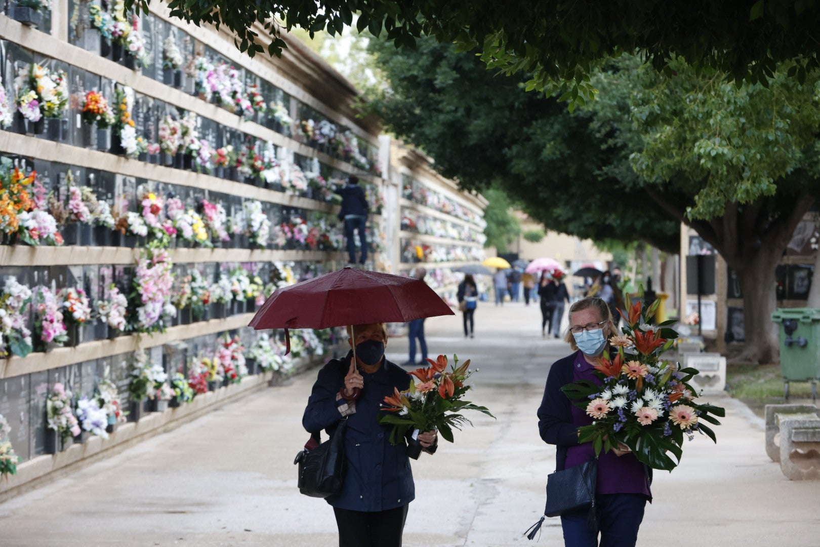 Los camposanto de la capital reciben visitas durante el fin de semana, pese al mal tiempo 