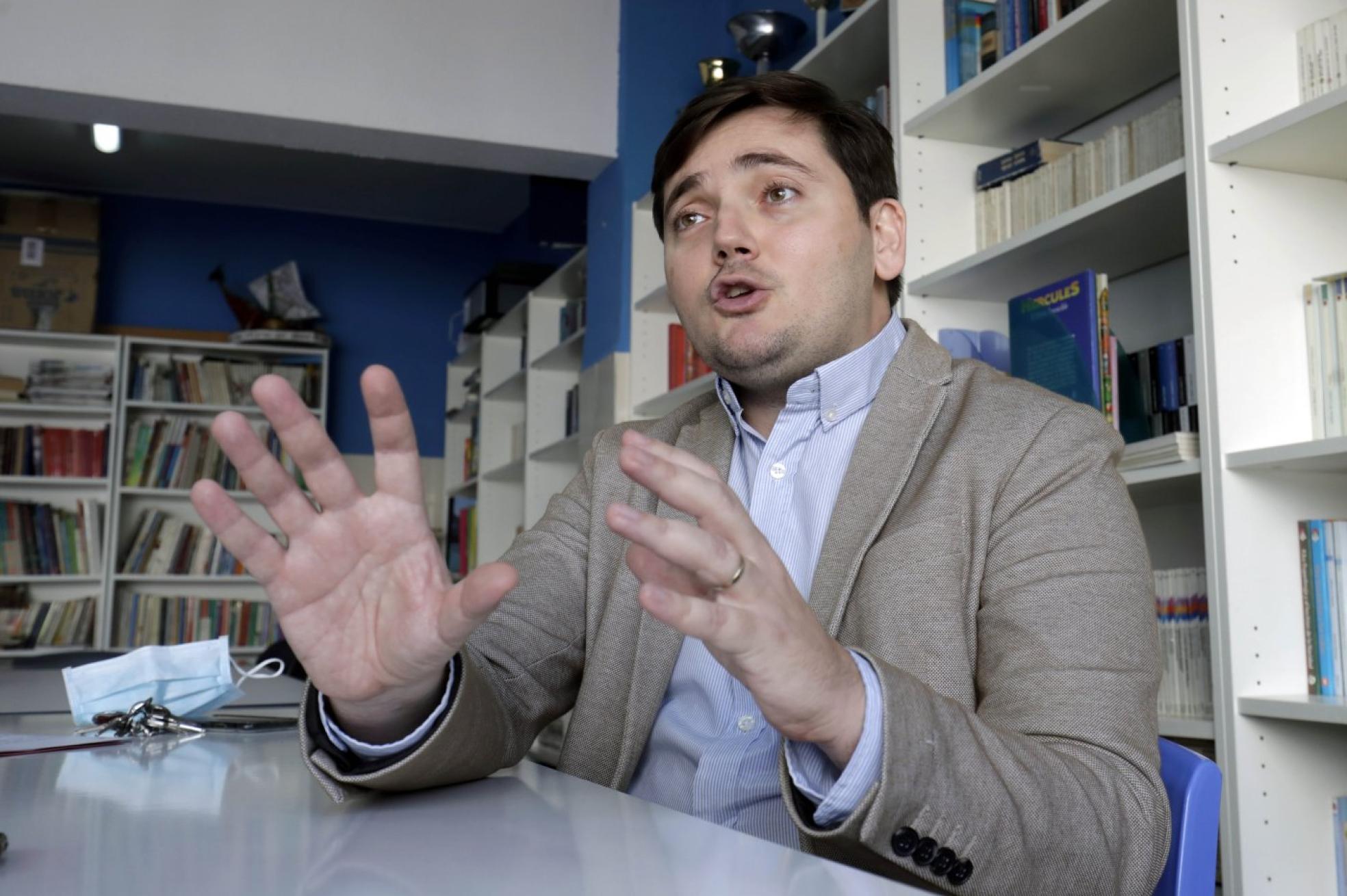 Nacho Grande, en la biblioteca del colegio que dirige, durante la entrevista.