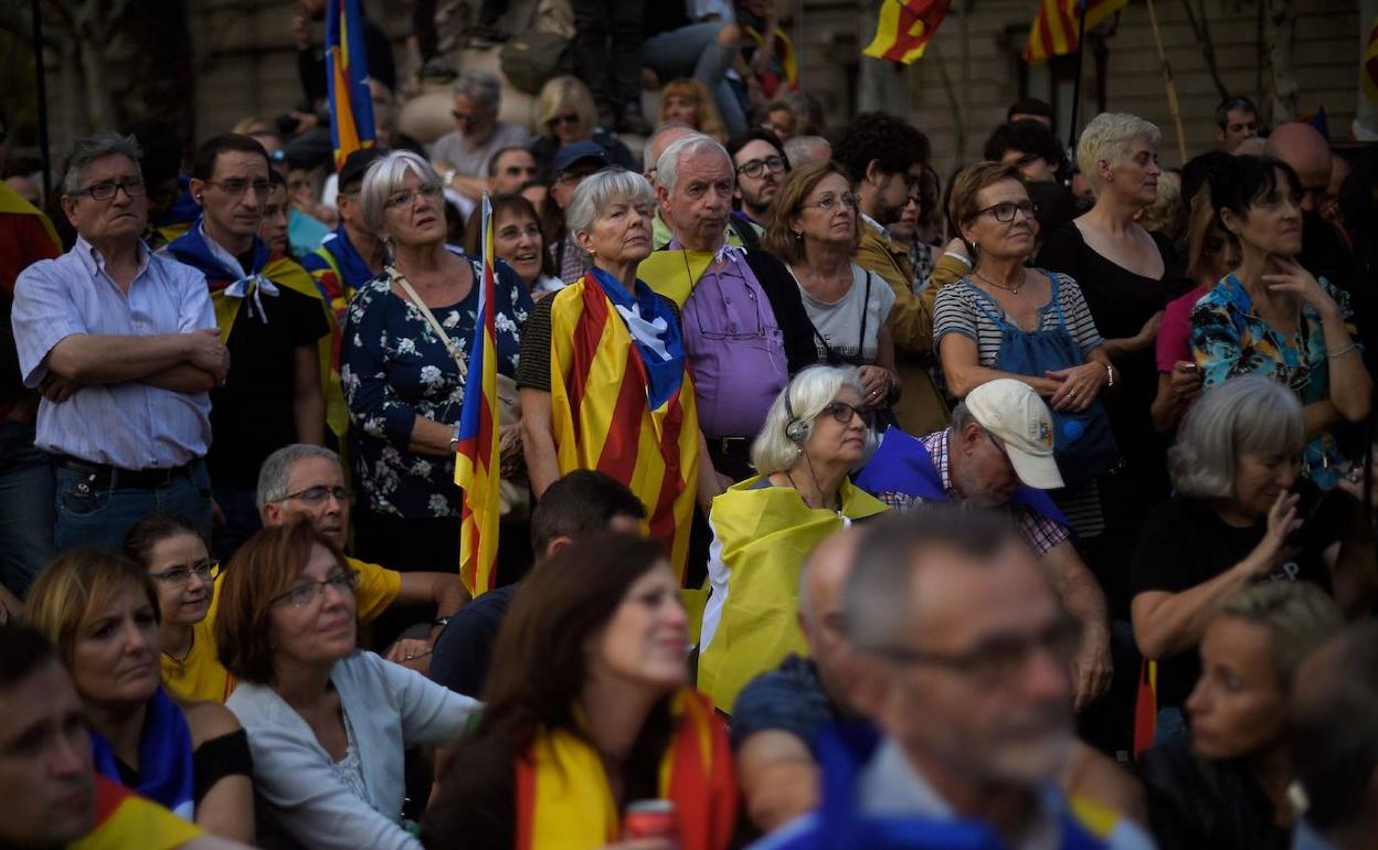 Independentistas catalanes escuchan a Carles Puigdemont, en una imagen de archivo.