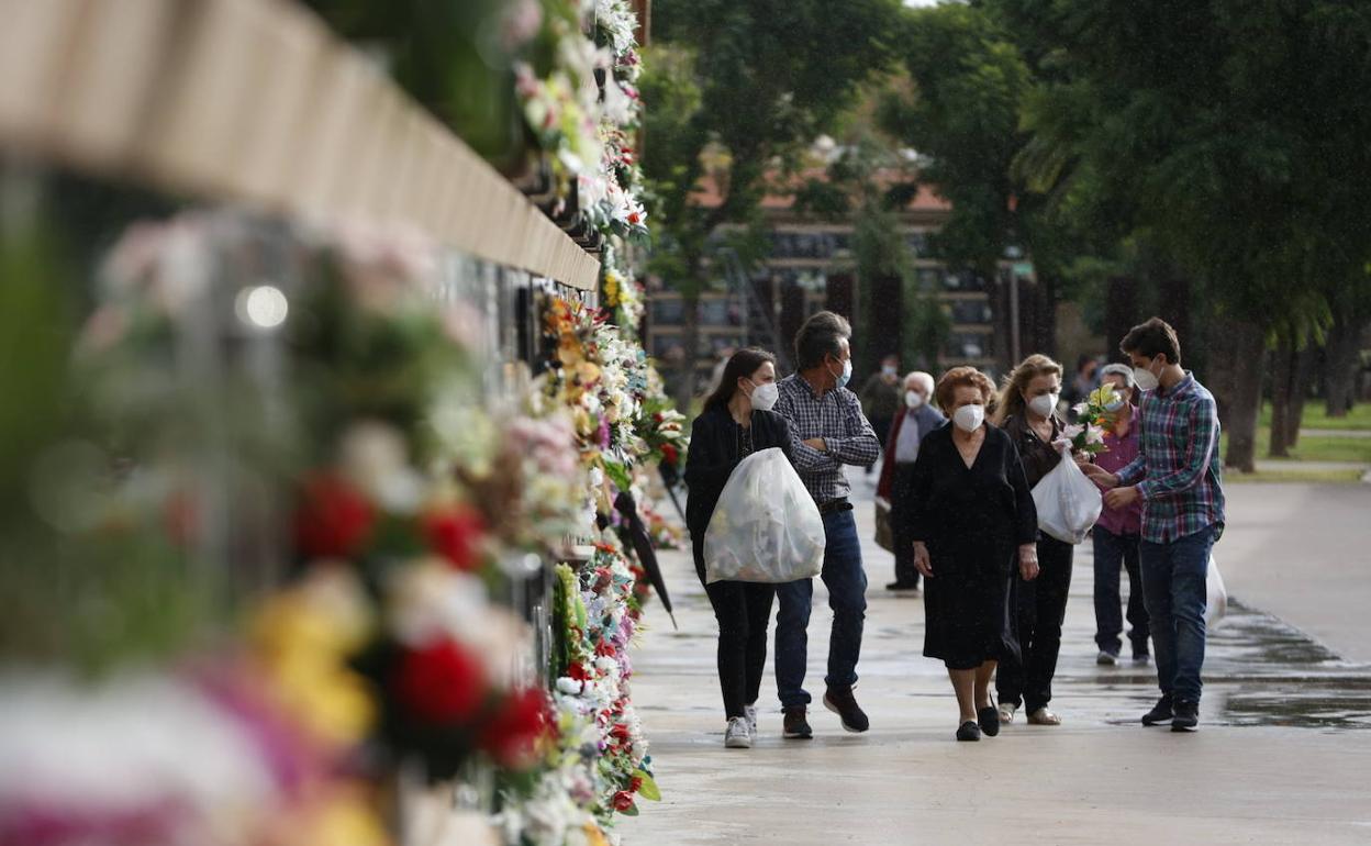 Visitantes en el Cementerio General de Valencia, ayer.