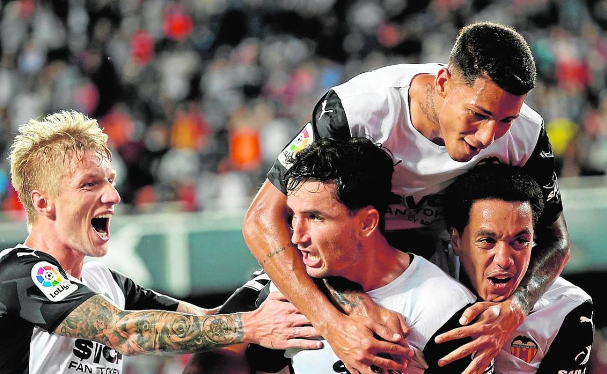 Guillamón celebra su gol con Wass, Marcos Andrés y Hélder Costa.