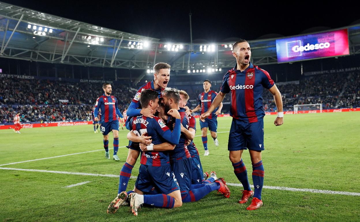 El Levante, celebrando el empate frente al Atlético de Madrid 