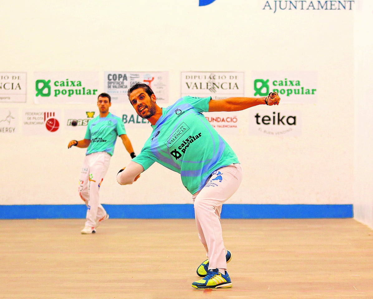 Javi se dispone a golpear de volea, ayer en el trinquet de Sueca 