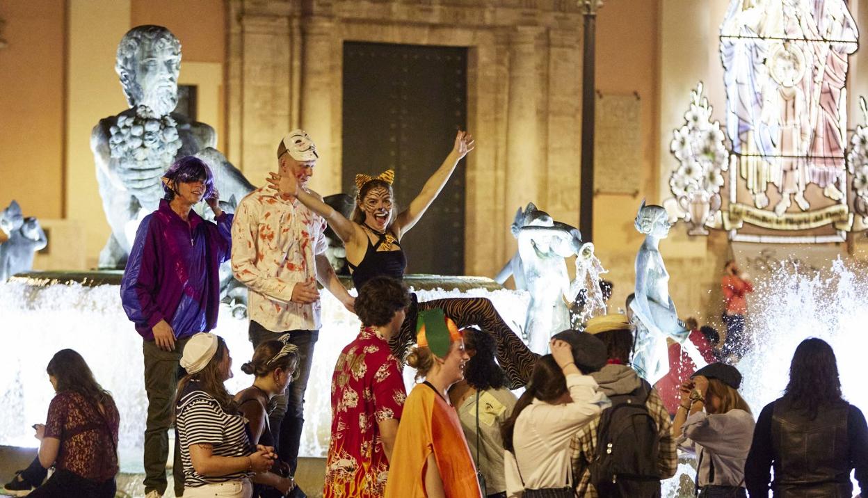 Diversión anoche junto a la fuente del Padre Turia, en la plaza de la Virgen. iván arlandis