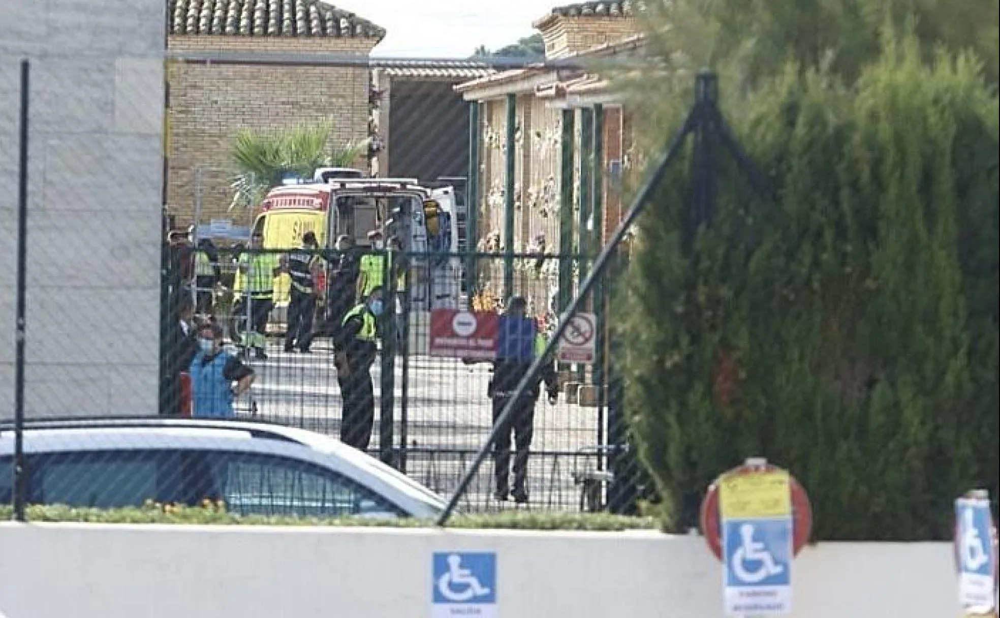 Sanitarios y policías en el cementerio de Torrent tras el tiroteo. 