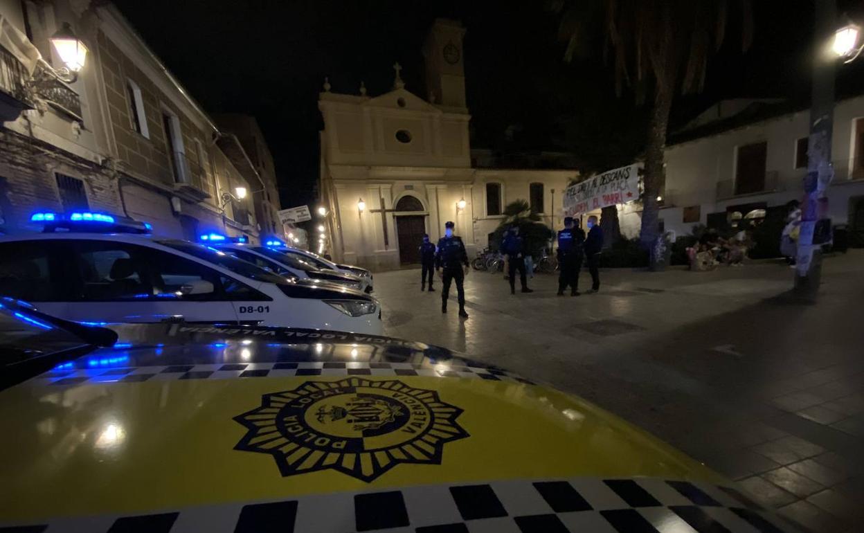 Dispositivo policial anoche en la plaza de la Iglesia en Benimaclet. 