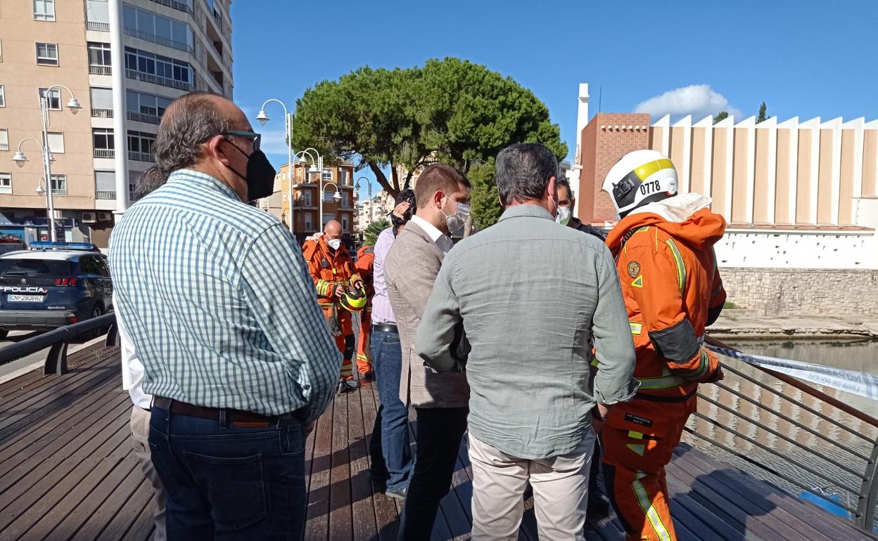 El alcalde de Gandia, José Manuel Prieto, junto a los bomberos en el puerto de Gandia