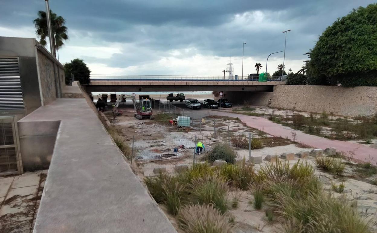 Obras en el tramo final del barranco de Orgegia, junto a La Albufereta. 