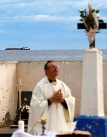 Imagen secundaria 2 - Misa en memoria de los difuntos en el cementerio de Tabarca, este lunes 1 de noviembre. 