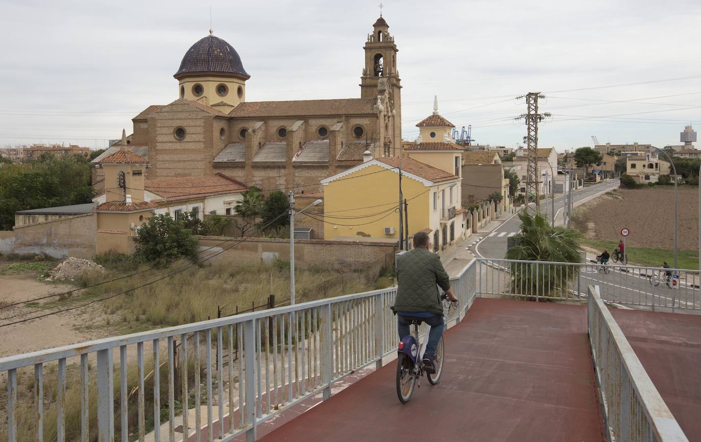 Con un autobús a la hora, un centro de salud al otro lado de las vías, sin comercios ni servicios básicos, la pedanía se queja de nuevo por el repunte de delincuencia y la prostitución.