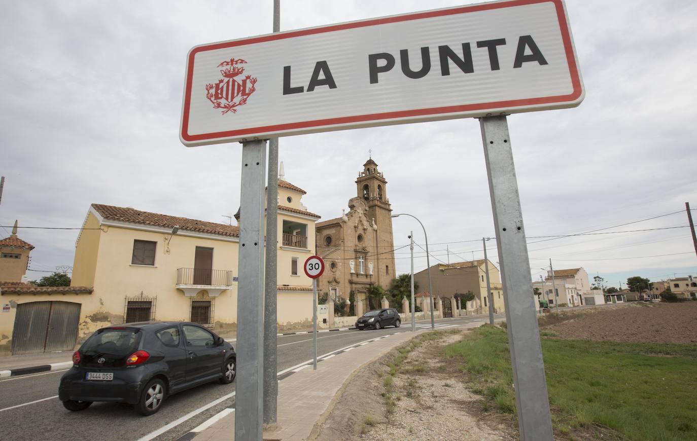 Con un autobús a la hora, un centro de salud al otro lado de las vías, sin comercios ni servicios básicos, la pedanía se queja de nuevo por el repunte de delincuencia y la prostitución.