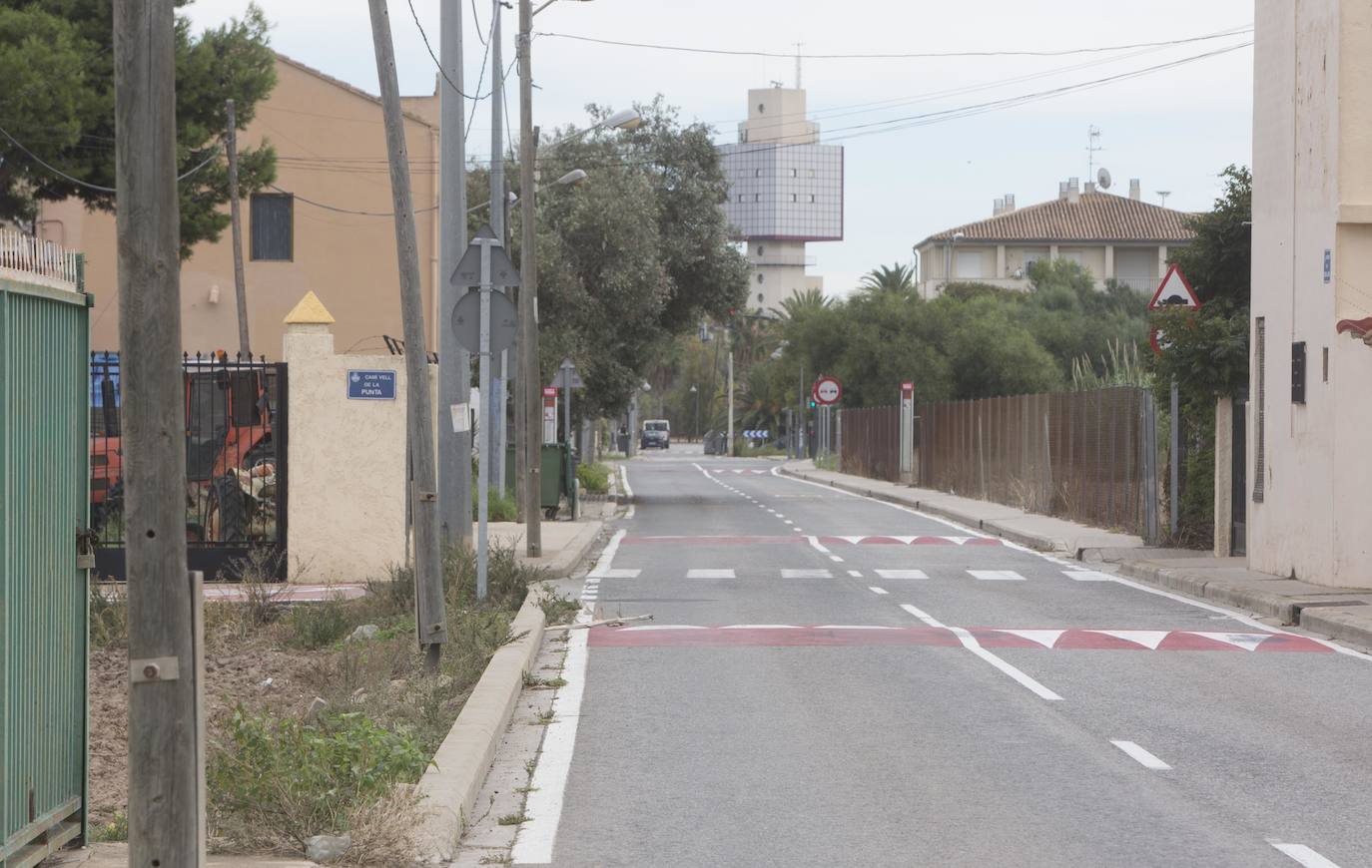 Con un autobús a la hora, un centro de salud al otro lado de las vías, sin comercios ni servicios básicos, la pedanía se queja de nuevo por el repunte de delincuencia y la prostitución.