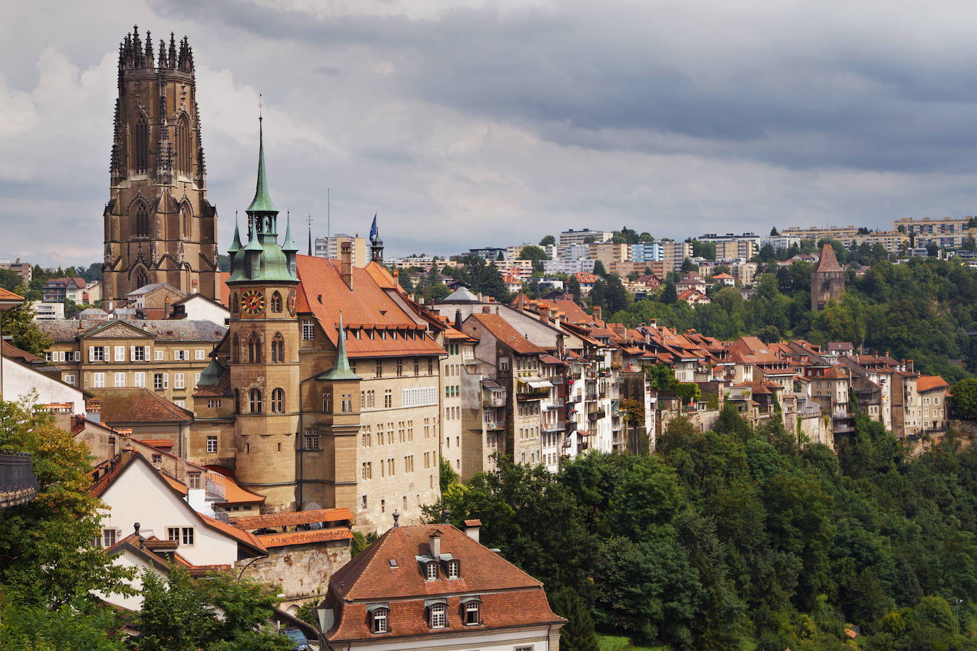 8.- FRIBURGO (ALEMANIA) | Friburgo "cumple con todos los requisitos del cliché alemán", dicen desde Lonely Planet, donde destacan sus calles empedradas, sus casas con gabletes, una antigua universidad y un perfil urbano presidido por el chapitel de su catedral. Esta ciudad en la Selva Negra fue pionera del movimiento ecologista en Alemania desde que en 1975 los activistas locales impidieron la construcción de una central nuclear. Desde entonces, sus habitantes no han abandonado el compromiso verde, y hoy cuenta con una inteligente red de transporte público, el doble de bicicletas que de automóviles y muchísimos espacios al aire libre para entregarse al esparcimiento. 