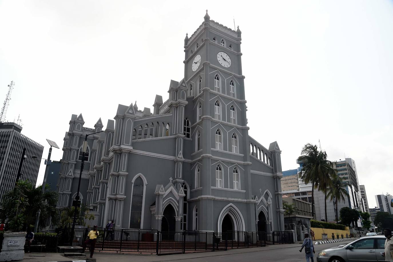 6.- LAGOS (NIGERIA) | Esta metrópoli ferviente y rica en petróleo de la costa suroeste de Nigeria "vive un momento de auge y creatividad". Desde Lonely Planet recomiendan, para el viajero, tres zonas a explorar: la isla de Lagos, "el corazón primigenio de la ciudad". Aquí se puede pasear por Bámgbósé St, conocer mercados con fruta apilada, pollos vivos y mujeres con vestidos coloridos que venden pescado ahumado. La segunda zona, Ikeja, queda cerca del aeropuerto principal y es un barrio residencial con hoteles y salas de conciertos como el famoso Afrika Shrine de Fela Kuti. La última, la sofisticada isla Victoria, sede de embajadas, galerías de arte, buenos restaurantes y playas exclusivas.