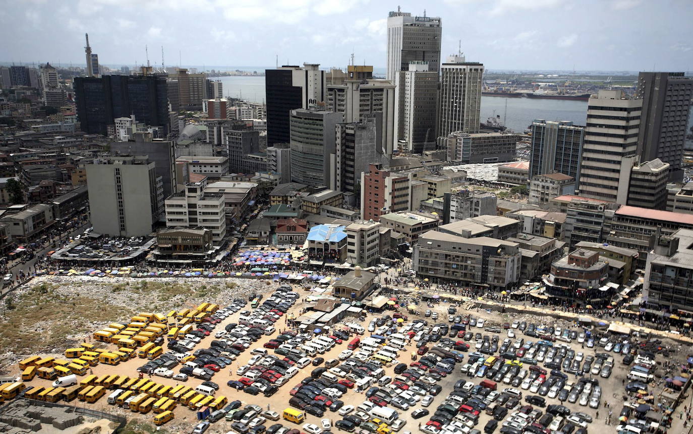 6.- LAGOS (NIGERIA) | Esta metrópoli ferviente y rica en petróleo de la costa suroeste de Nigeria "vive un momento de auge y creatividad". Desde Lonely Planet recomiendan, para el viajero, tres zonas a explorar: la isla de Lagos, "el corazón primigenio de la ciudad". Aquí se puede pasear por Bámgbósé St, conocer mercados con fruta apilada, pollos vivos y mujeres con vestidos coloridos que venden pescado ahumado. La segunda zona, Ikeja, queda cerca del aeropuerto principal y es un barrio residencial con hoteles y salas de conciertos como el famoso Afrika Shrine de Fela Kuti. La última, la sofisticada isla Victoria, sede de embajadas, galerías de arte, buenos restaurantes y playas exclusivas.