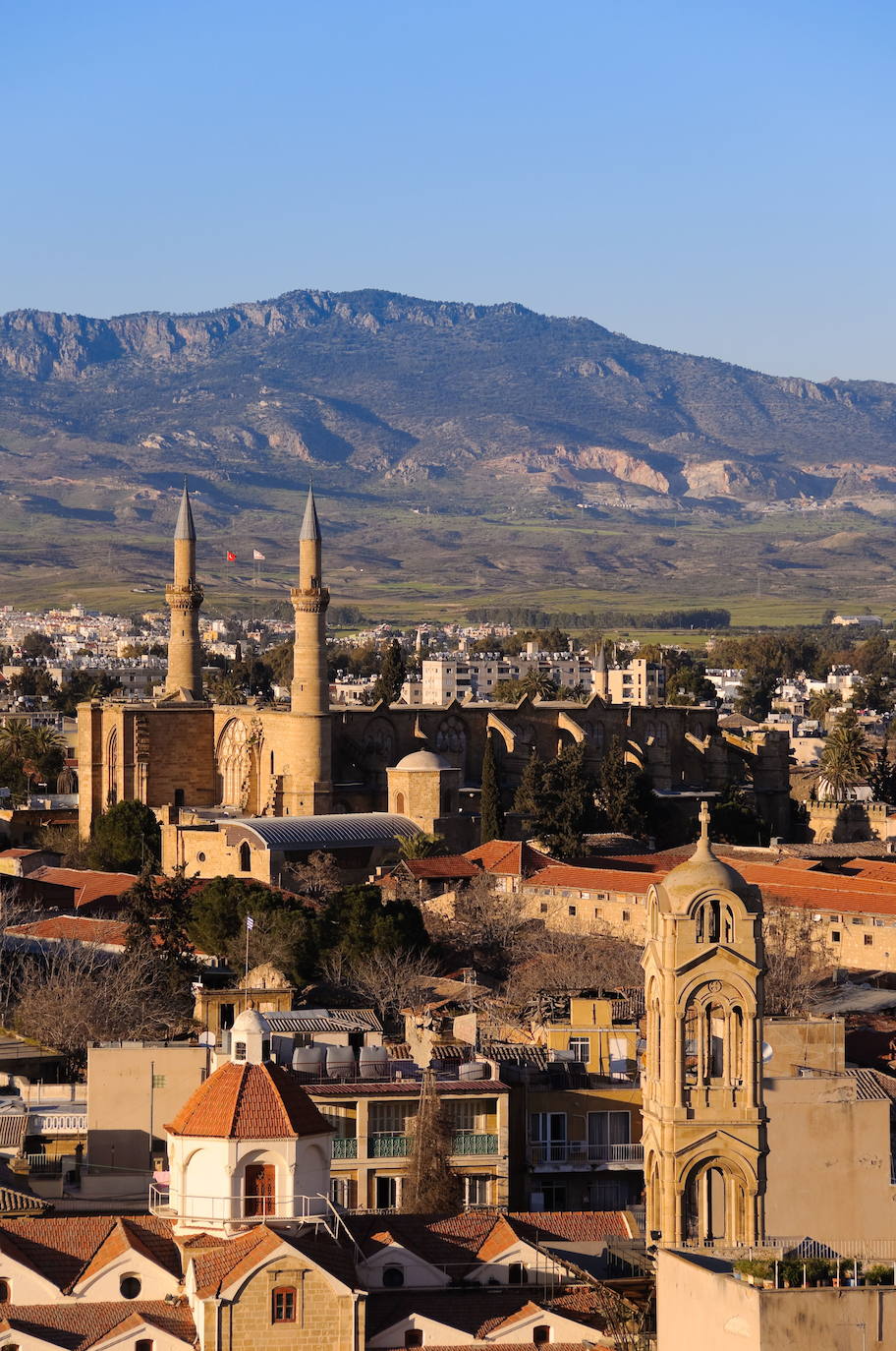 5.- NICOSIA (CHIPRE) | Desde 1974, Nicosia (Lefkosia en turco), la capital de Chipre, está partida en dos por una línea de demarcación vigilada por la ONU, la denominada Línea Verde, que separa a las comunidades griega y turca y que representa el último muro de división en Europa. Pero, mientras la pandemia obligaba a cerrar fronteras en todas partes, aquí la reacción fue la aparición de proyectos culturales intercomunitarios que hacen más cautivadora que nunca a la única capital dividida del mundo, con su curioso crisol de culturas mediterráneas.