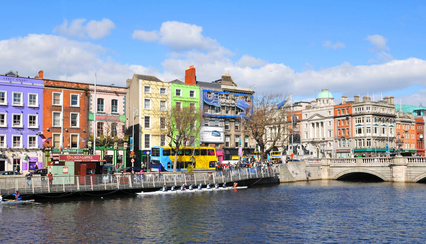 4.- DUBLÍN (IRLANDA) | El futuro de la capital de Irlanda va sobre dos ruedas. Ya antes del confinamiento, la bicicleta se había convertido en el mejor medio para recorrer esta ciudad de pubs y grandes escritores, pero durante aquellos duros meses muchos dublineses comenzaron a desplazarse en bici para evitar las aglomeraciones del transporte público, hacer ejercicio y escapar del encierro en casa. Además de las iniciativas para fomentar el ciclismo, los aparcamientos se han transformado en zonas de pícnic improvisadas creando un inesperado ambiente campestre en algunas zonas urbanas.