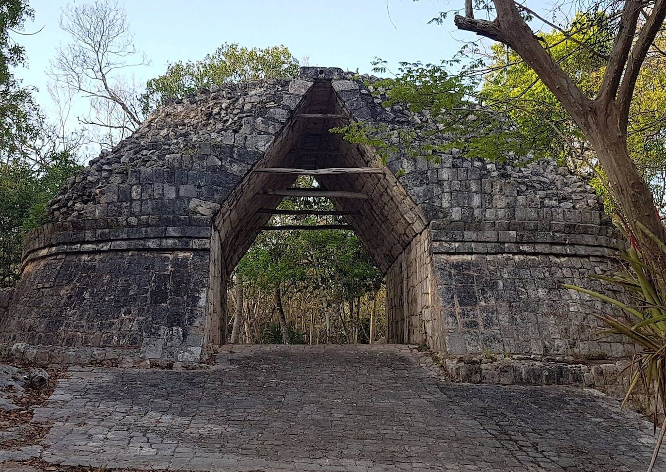 3.- MÉRIDA (MÉXICO) | El Estado mexicano de Yucatán no solo ofrece playas y ruinas mayas. El mejor lugar para comprobarlo es Mérida, la Ciudad Blanca, fundada por los españoles hace casi 500 años. Con un aire colonial sosegado y poco menos de un millón de habitantes, su centro histórico, que se puede recorrer a pie, está lleno de galerías de arte, modernas cantinas, restaurantes innovadores y un montón de museos y eventos en directo, que configuran una atmósfera amable y atractiva.