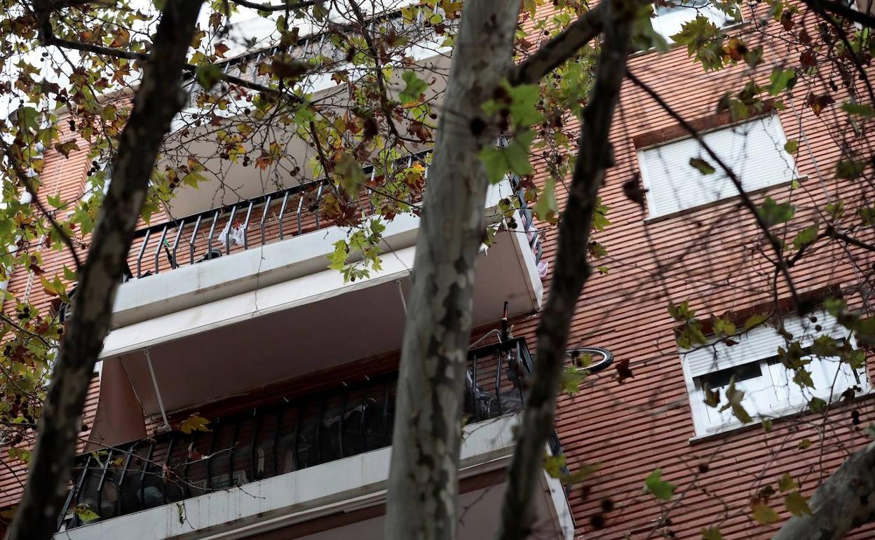 Vista general del edificio de la calle Lladró y Malli desde donde se precipitó el hombre