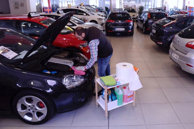 Cerca de 600.000 valencianos podrían pedir lo pagado de más por sus coches a los concesionarios