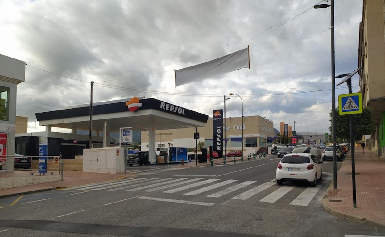 Apenas un centenar de metros separan a dos gasolineras en la principal avenida del municipio