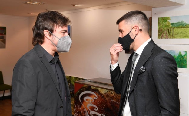 Fernando Alonso conversa con David Villa tras recibir el premio en 'casa'. 