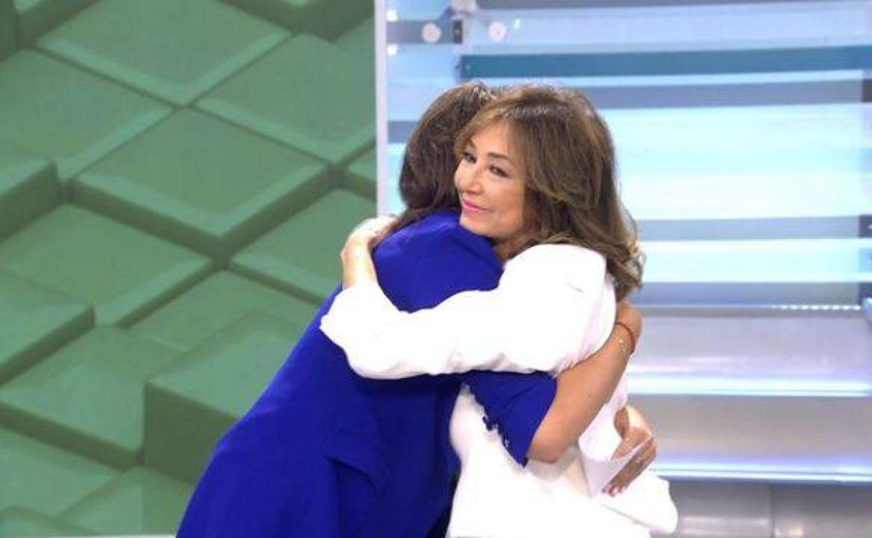 Ana Rosa Quintana se abraza con Patricia Pardo. 